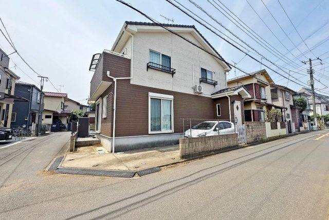 富士見市関沢２丁目の中古一戸建の外観|陽当りと風通しに恵まれた南東・北東角地に建つ一戸建て。
周囲は一戸建てが多く住環境も良好です。平成24年築の注文住宅です。