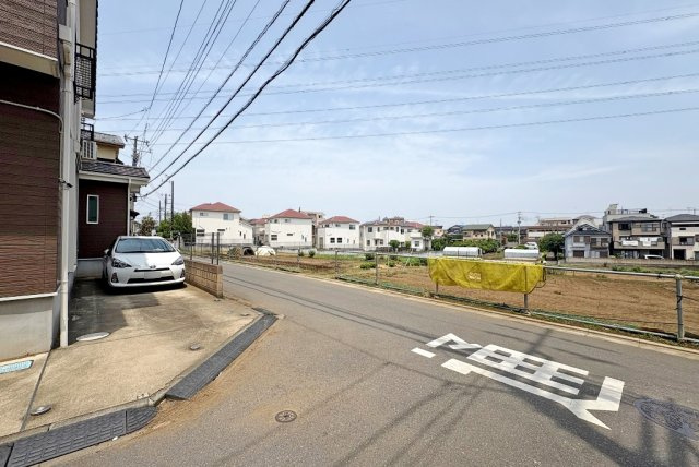 富士見市関沢２丁目の中古一戸建の前面道路含む現地写真|北東側の道路向かいは建物がなくとても開放感のある住環境です。