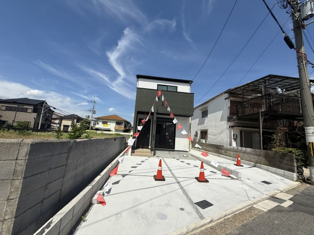 堺市東区中茶屋1期1号棟の前面道路含む現地写真