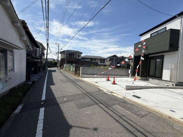 堺市東区中茶屋1期1号棟の前面道路含む現地写真