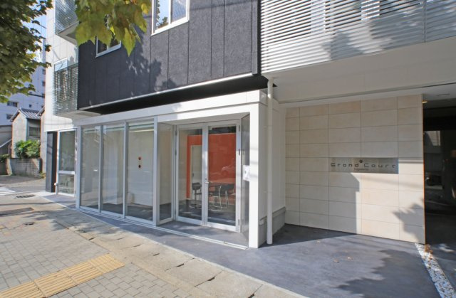 京都市山科区東野百拍子町　収益マンションのエントランス