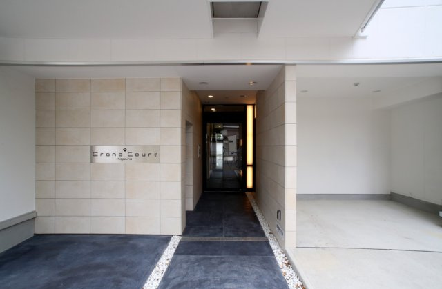 京都市山科区東野百拍子町　収益マンションの玄関