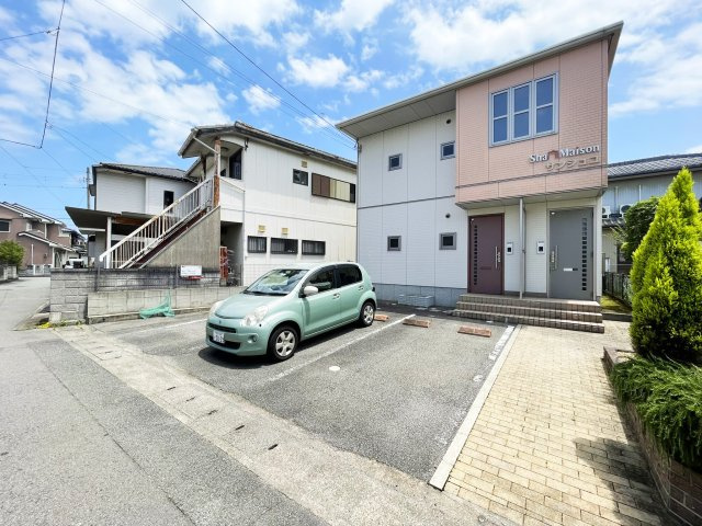 シャーメゾンサンシュユの駐車場