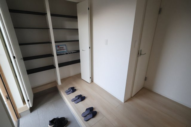 《仲介手数料無料》上尾市大字上尾下818-1新築一戸建てクレイドルガーデンの玄関|撮影日 2025年9月1日 18:20 晴れ