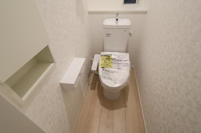 《仲介手数料無料》上尾市大字上尾下818-1新築一戸建てクレイドルガーデンのトイレ|撮影日 2025年9月1日 18:20 晴れ