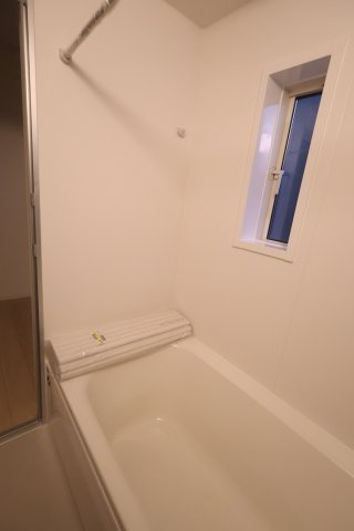 《仲介手数料無料》上尾市大字上尾下818-1新築一戸建てクレイドルガーデンの浴室|撮影日 2025年9月1日 18:20 晴れ