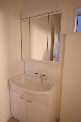 《仲介手数料無料》上尾市大字上尾下818-1新築一戸建てクレイドルガーデンの独立洗面台|撮影日 2025年9月1日 18:20 晴れ