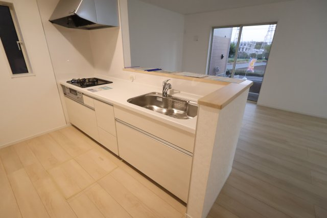 《仲介手数料無料》上尾市大字上尾下818-1新築一戸建てクレイドルガーデンのキッチン|撮影日 2025年9月1日 18:20 晴れ