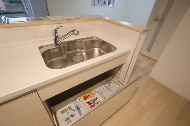 《仲介手数料無料》上尾市大字上尾下818-1新築一戸建てクレイドルガーデンのキッチン|撮影日 2025年9月1日 18:20 晴れ