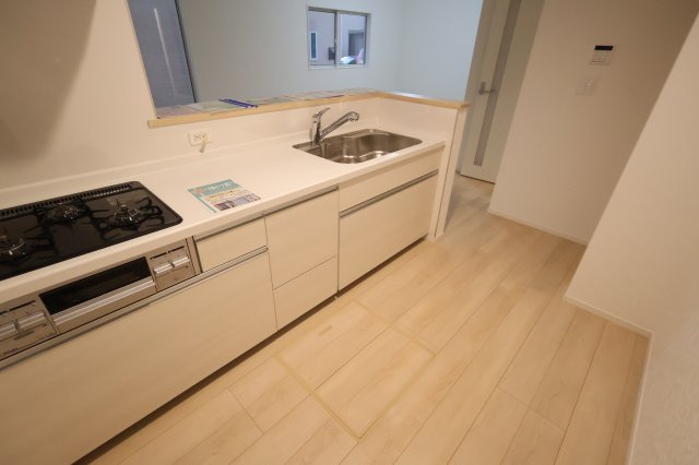 《仲介手数料無料》上尾市大字上尾下818-1新築一戸建てクレイドルガーデンのキッチン|撮影日 2025年9月1日 18:20 晴れ