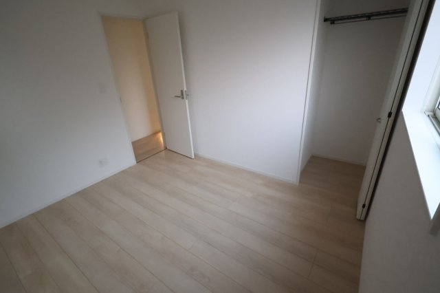 《仲介手数料無料》上尾市大字上尾下818-1新築一戸建てクレイドルガーデンの洋室|撮影日 2025年9月1日 18:20 晴れ