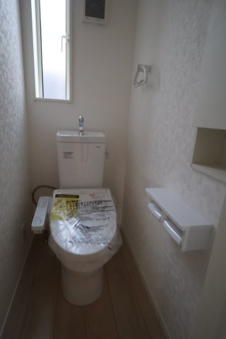 《仲介手数料無料》上尾市大字上尾下818-1新築一戸建てクレイドルガーデンのトイレ|撮影日 2025年9月1日 18:20 晴れ