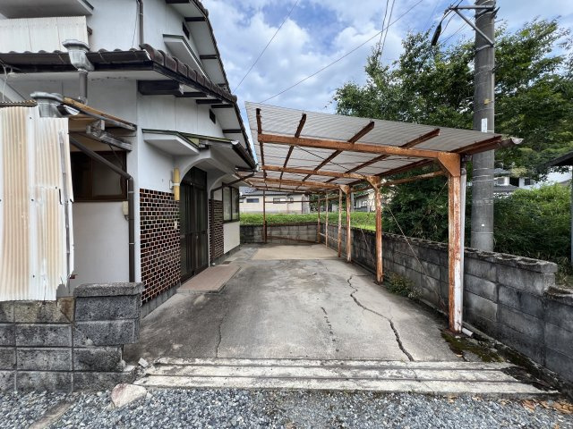 津山市一方　中古住宅　4DKの駐車場|カーポート付き駐車場