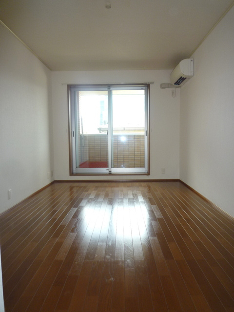 クレセントハウスの居間・リビング|★キレイなフローリングのお部屋です★