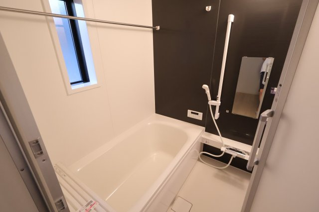 《仲介手数料無料》上尾市大字上尾下818-1(6号棟)新築一戸建てクレイドルガーデンの浴室|撮影日 2025年9月1日 18:20 晴れ