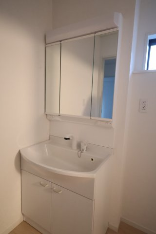 《仲介手数料無料》上尾市大字上尾下818-1(6号棟)新築一戸建てクレイドルガーデンの独立洗面台|撮影日 2025年9月1日 18:20 晴れ