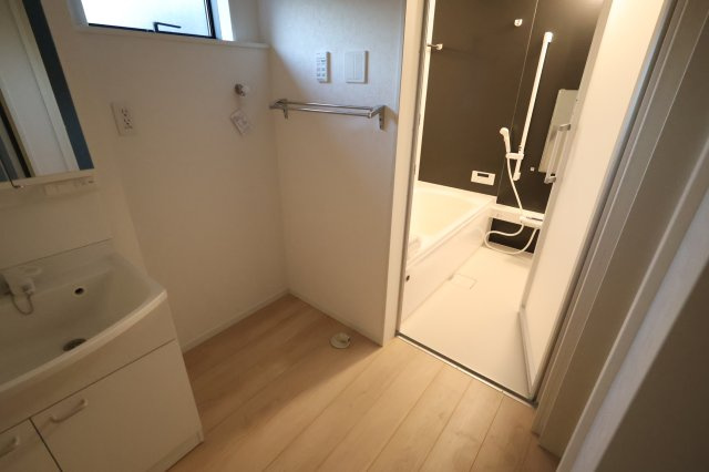 《仲介手数料無料》上尾市大字上尾下818-1(6号棟)新築一戸建てクレイドルガーデンのランドリースペース|撮影日 2025年9月1日 18:20 晴れ