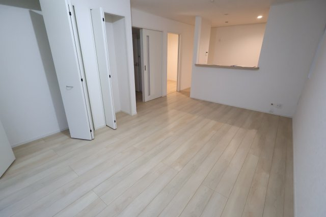 《仲介手数料無料》上尾市大字上尾下818-1新築一戸建てクレイドルガーデンの居間・リビング|撮影日 2025年9月1日 18:20 晴れ