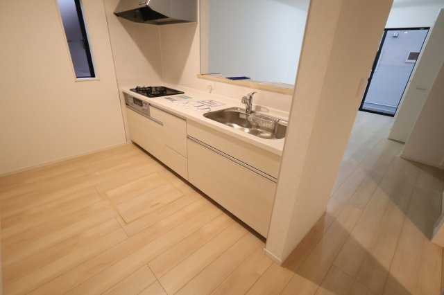 《仲介手数料無料》上尾市大字上尾下818-1(6号棟)新築一戸建てクレイドルガーデンのキッチン|撮影日 2025年9月1日 18:20 晴れ