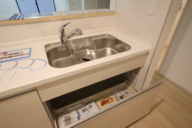 《仲介手数料無料》上尾市大字上尾下818-1新築一戸建てクレイドルガーデンのキッチン|撮影日 2025年9月1日 18:20 晴れ