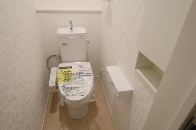 《仲介手数料無料》上尾市大字上尾下818-1(6号棟)新築一戸建てクレイドルガーデンのトイレ|撮影日 2025年9月1日 18:20 晴れ