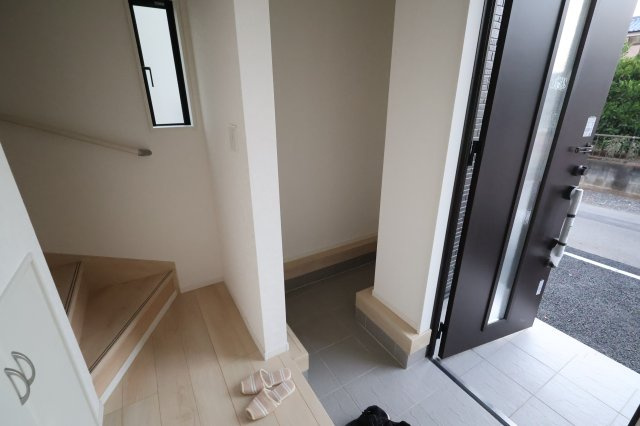 《仲介手数料無料》上尾市大字上尾下818-1新築一戸建てクレイドルガーデンの玄関|撮影日 2025年9月1日 18:20 晴れ