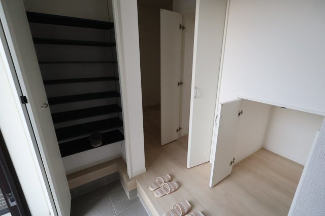 《仲介手数料無料》上尾市大字上尾下818-1新築一戸建てクレイドルガーデンの玄関|撮影日 2025年9月1日 18:20 晴れ