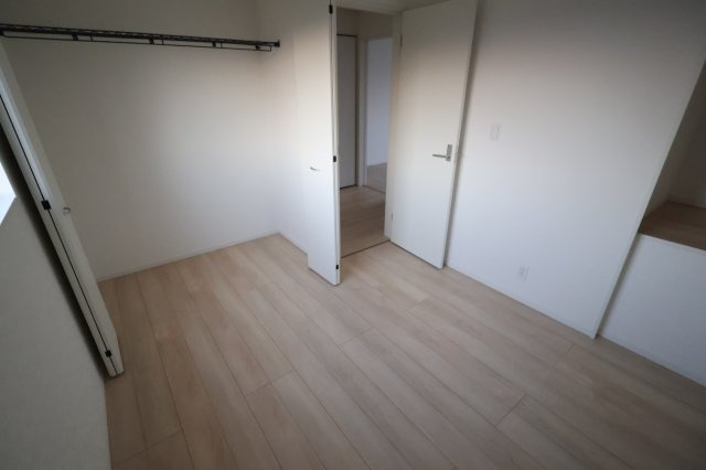 《仲介手数料無料》上尾市大字上尾下818-1(6号棟)新築一戸建てクレイドルガーデンの洋室|撮影日 2025年9月1日 18:20 晴れ