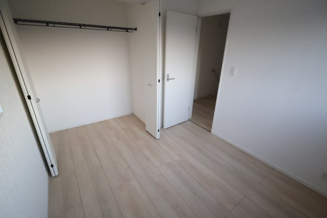 《仲介手数料無料》上尾市大字上尾下818-1(6号棟)新築一戸建てクレイドルガーデンの洋室|撮影日 2025年9月1日 18:20 晴れ