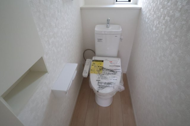 《仲介手数料無料》上尾市大字上尾下818-1新築一戸建てクレイドルガーデンのトイレ|撮影日 2025年9月1日 18:20 晴れ