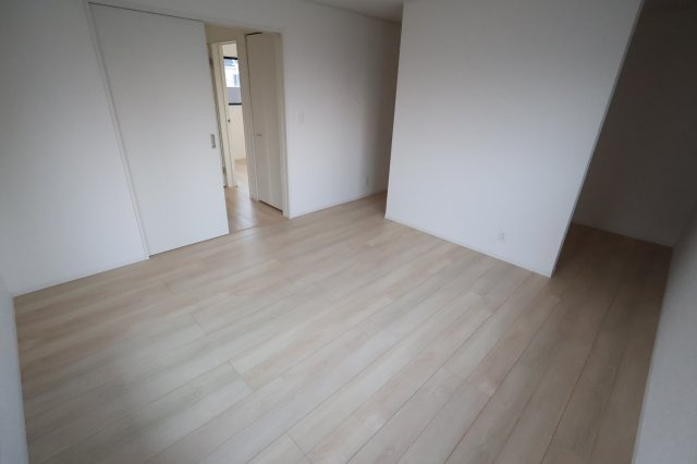 《仲介手数料無料》上尾市大字上尾下818-1新築一戸建てクレイドルガーデンの洋室|撮影日 2025年9月1日 18:20 晴れ