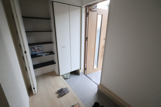 《仲介手数料無料》上尾市大字上尾下818-1新築一戸建てクレイドルガーデンの玄関|撮影日 2025年9月1日 18:20 晴れ