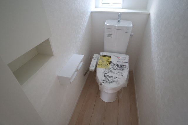 《仲介手数料無料》上尾市大字上尾下818-1新築一戸建てクレイドルガーデンのトイレ|撮影日 2025年9月1日 18:20 晴れ