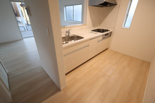 《仲介手数料無料》上尾市大字上尾下818-1新築一戸建てクレイドルガーデンのキッチン|撮影日 2025年9月1日 18:20 晴れ