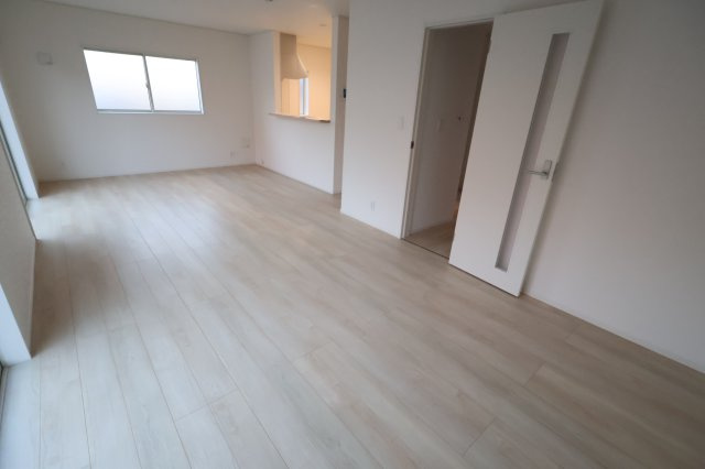 《仲介手数料無料》上尾市大字上尾下818-1新築一戸建てクレイドルガーデンの居間・リビング|撮影日 2025年9月1日 18:20 晴れ