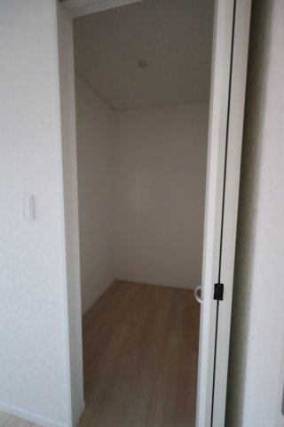 《仲介手数料無料》上尾市大字上尾下818-1新築一戸建てクレイドルガーデンの収納|撮影日 2025年9月1日 18:20 晴れ