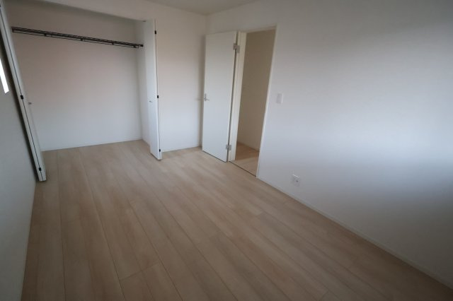 《仲介手数料無料》上尾市大字上尾下818-1新築一戸建てクレイドルガーデンの洋室|撮影日 2025年9月1日 18:20 晴れ