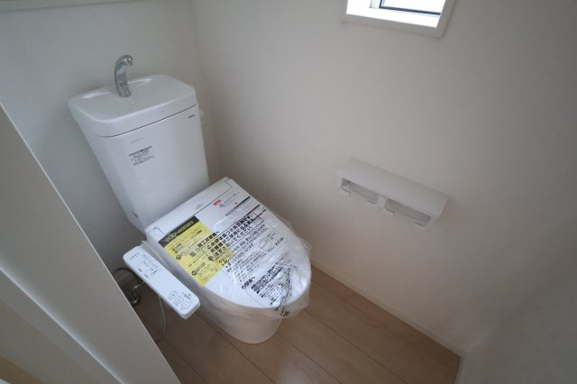 《仲介手数料無料》上尾市大字上尾下818-1新築一戸建てクレイドルガーデンのトイレ|撮影日 2025年9月1日 18:20 晴れ