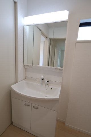 【独立洗面台】 | 《仲介手数料無料》岩槻区大字表慈恩寺1420-53(全1戸)新築一戸建てクレイドルガーデン | 撮影日 2025年9月18日 16:40 晴れ