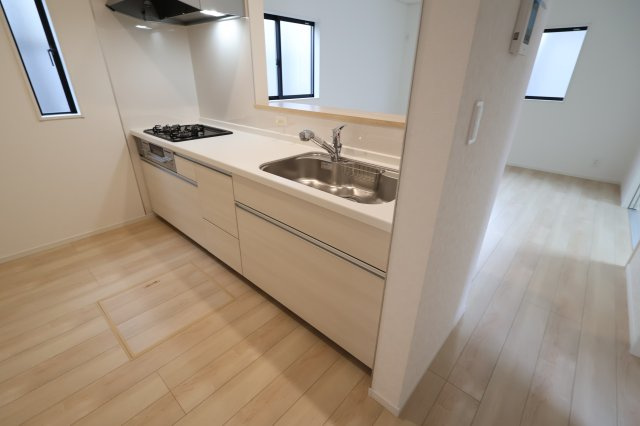 【キッチン】 | 《仲介手数料無料》岩槻区大字表慈恩寺1420-53(全1戸)新築一戸建てクレイドルガーデン | 撮影日 2025年9月18日 16:40 晴れ