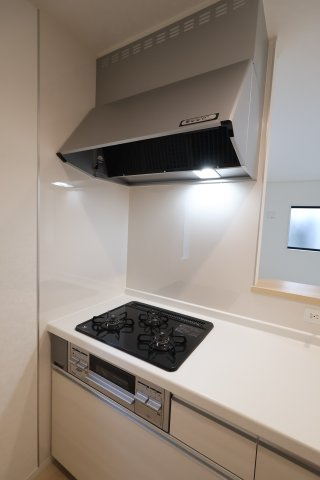 【キッチン】 | 《仲介手数料無料》岩槻区大字表慈恩寺1420-53(全1戸)新築一戸建てクレイドルガーデン | 撮影日 2025年9月18日 16:40 晴れ