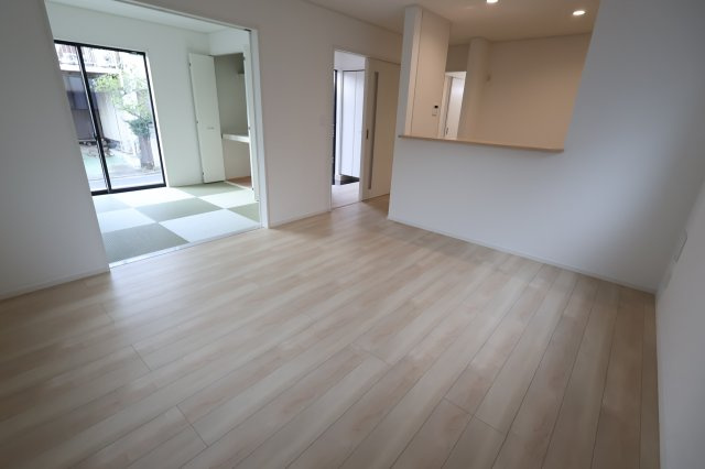 【居間・リビング】 | 《仲介手数料無料》岩槻区大字表慈恩寺1420-53(全1戸)新築一戸建てクレイドルガーデン | 撮影日 2025年9月18日 16:40 晴れ