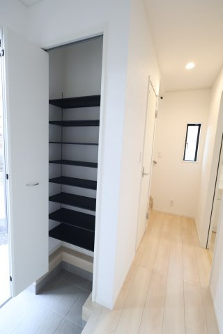 【玄関】 | 《仲介手数料無料》岩槻区大字表慈恩寺1420-53(全1戸)新築一戸建てクレイドルガーデン | 撮影日 2025年9月18日 16:40 晴れ