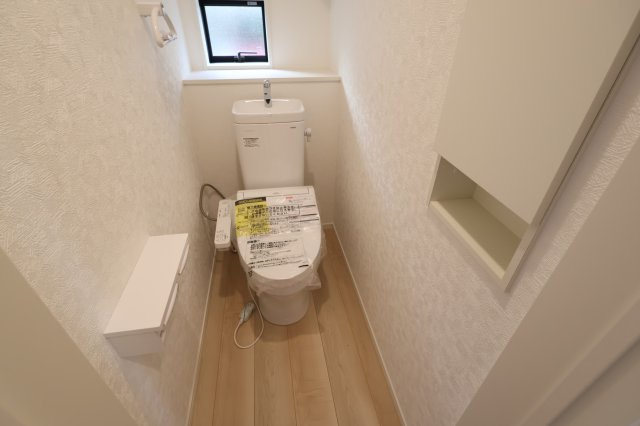 【トイレ】 | 《仲介手数料無料》岩槻区大字表慈恩寺1420-53(全1戸)新築一戸建てクレイドルガーデン | 撮影日 2025年9月18日 16:40 晴れ