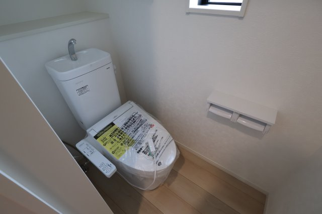【トイレ】 | 《仲介手数料無料》岩槻区大字表慈恩寺1420-53(全1戸)新築一戸建てクレイドルガーデン | 撮影日 2025年9月18日 16:40 晴れ