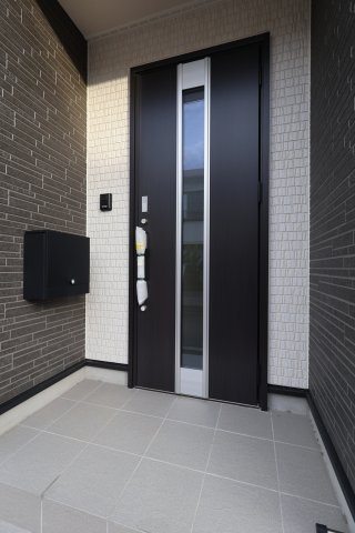 【玄関】 | 《仲介手数料無料》岩槻区大字表慈恩寺1420-53(全1戸)新築一戸建てクレイドルガーデン | 撮影日 2025年9月18日 16:40 晴れ