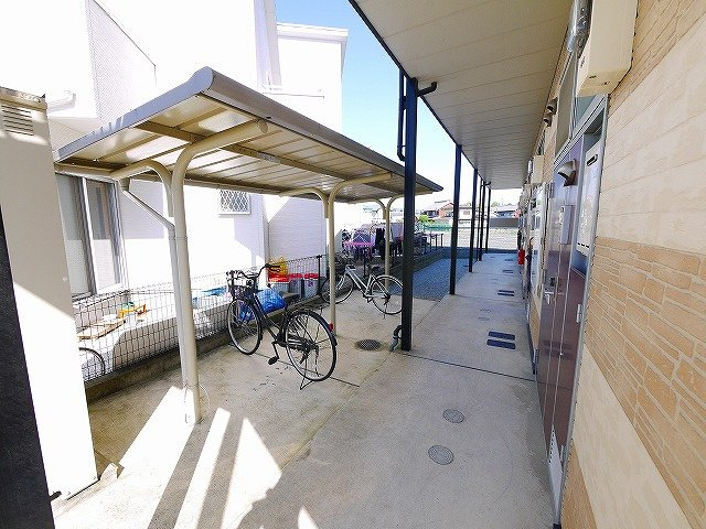 レオパレスＹＯＵ池沢のその他共用部分|屋根付きの駐輪場です