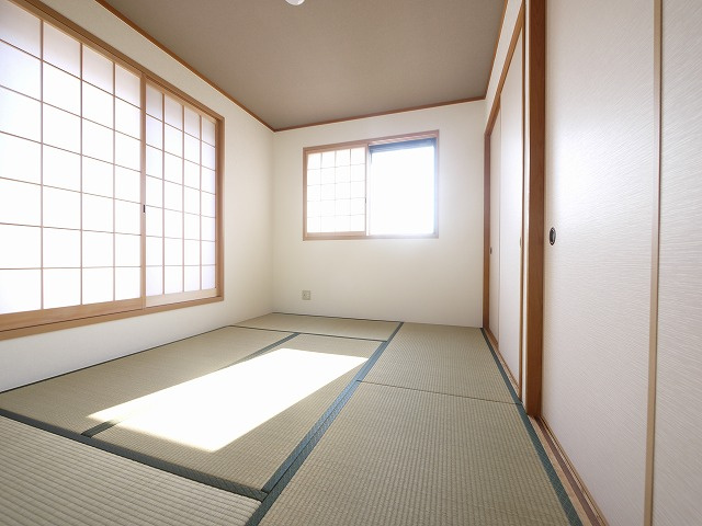 三宅町屏風戸建ての和室|畳の上でゆっくりとくつろげる和室です