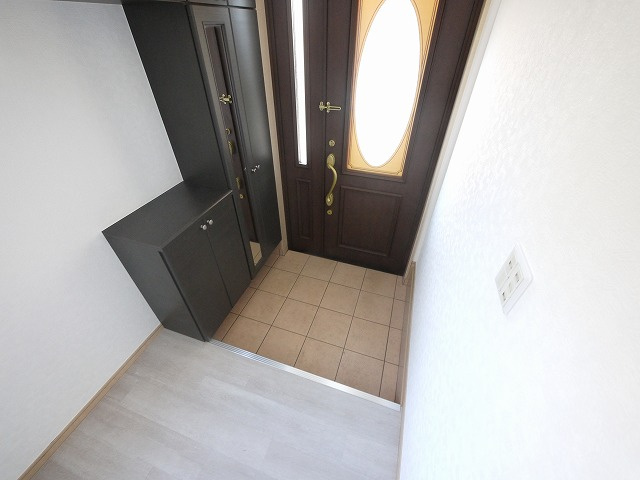 三宅町屏風戸建ての玄関|明るい玄関です