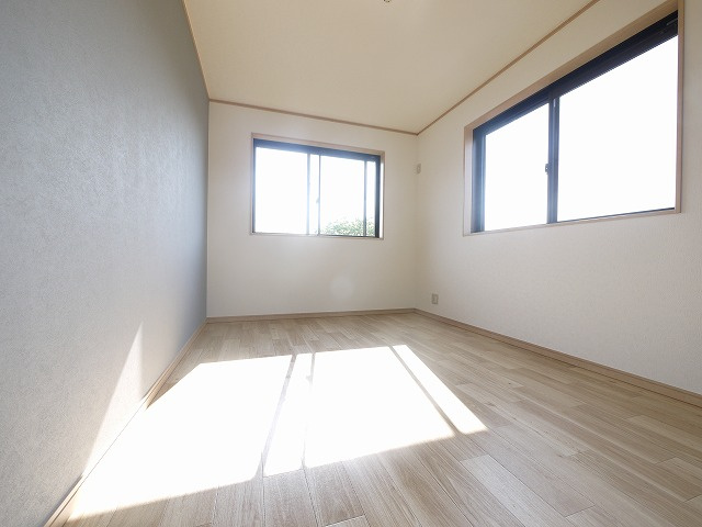 三宅町屏風戸建ての洋室|落ち着いた色調の洋室です